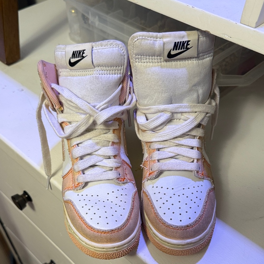 Nike High-Tops in White and Light Pink
